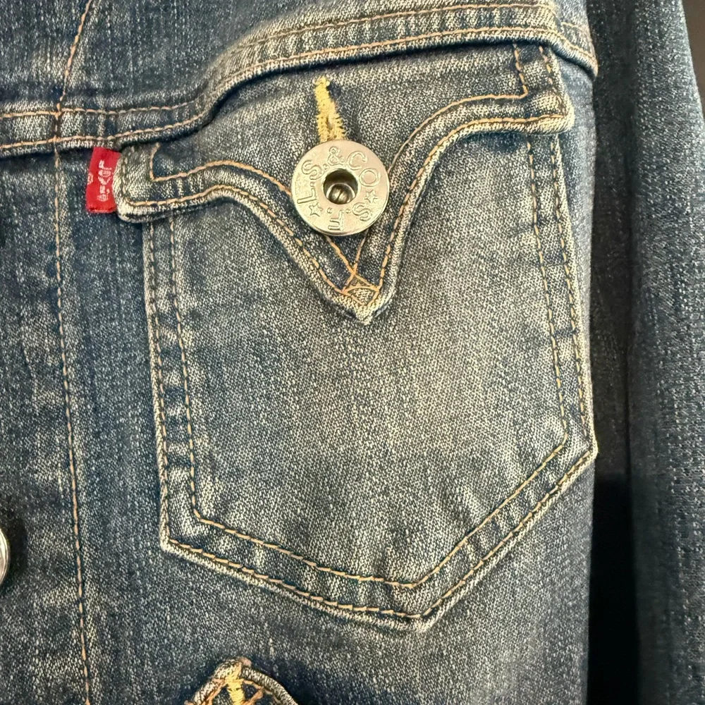 Vintage Levi's Light Blue Cropped Denim Jacket - Picture 6 of 7